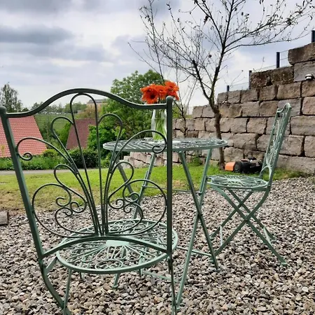 Moderne Im Grunen Mit Schoner Terasse