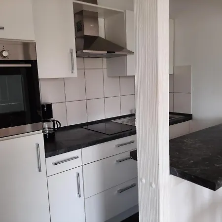 Moderne Im Grunen Mit Schoner Terasse