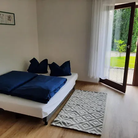 Moderne Im Grunen Mit Schoner Terasse Διαμέρισμα